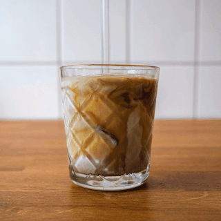 Kaffeekonzentrat wird in Milch gerührt