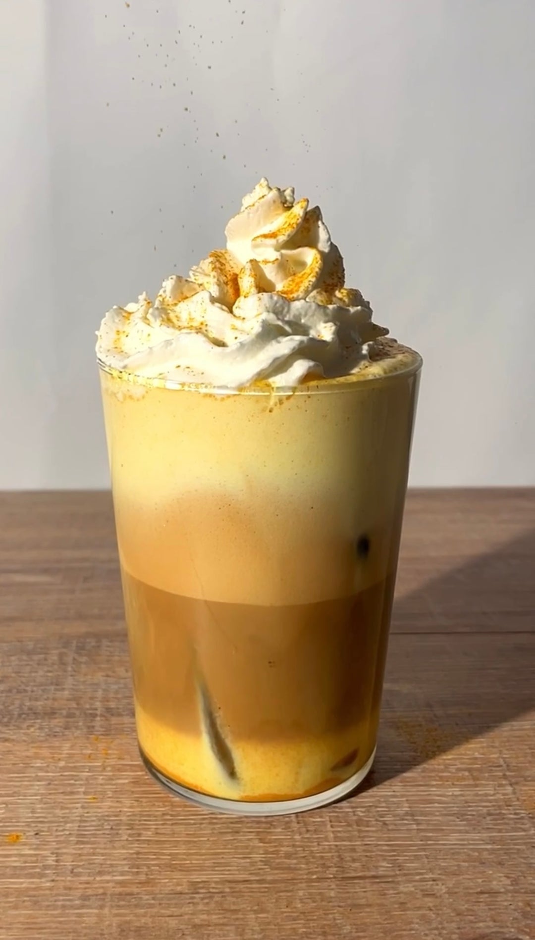 Kurkuma Iced Latte - Der Eiskaffee im Winter der dich gesund macht und fit hält gegen Erkältungen