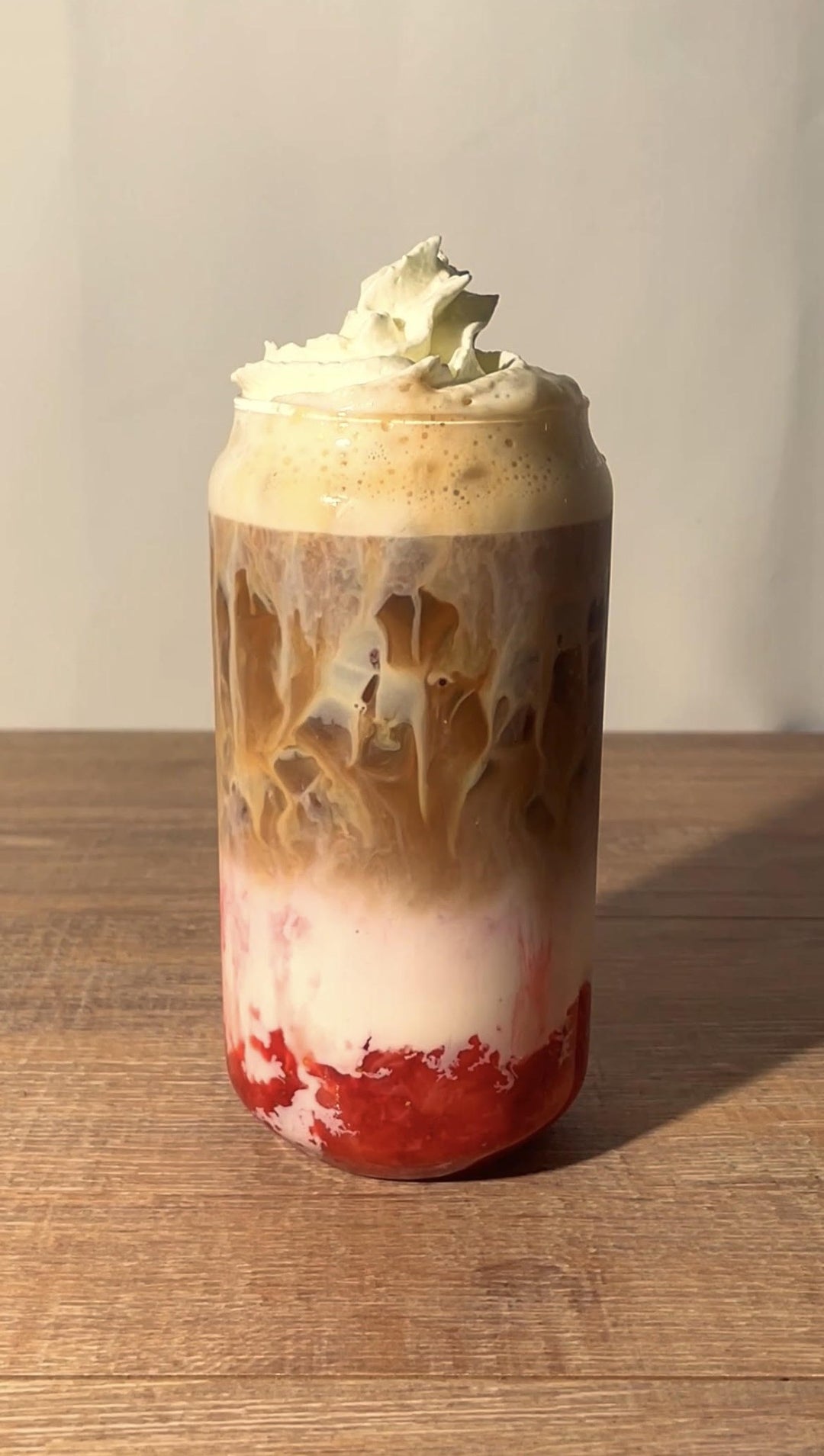 Wie man den perfekten Erdbeer-Eiskaffee (Strawberry Iced Latte) kreiert – Ein Rezept, das auf Instagram viral ging!